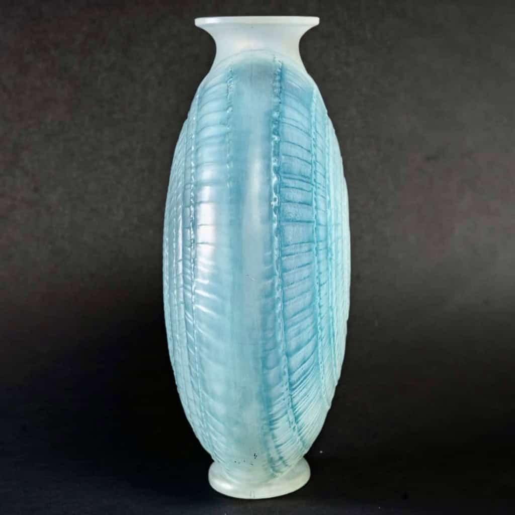 Vase « Escargot » verre opalescent double couche patiné bleu de René LALIQUE | Biron Vase "Escargot" verre opalescent double couche patiné bleu de René LALIQUE