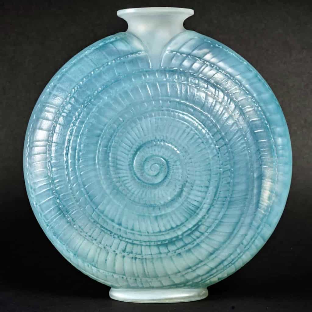 Vase « Escargot » verre opalescent double couche patiné bleu de René LALIQUE | Biron Vase "Escargot" verre opalescent double couche patiné bleu de René LALIQUE