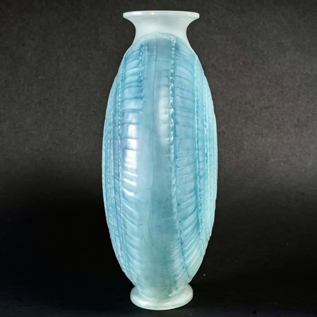 Vase « Escargot » verre opalescent double couche patiné bleu de René LALIQUE | Biron Vase "Escargot" verre opalescent double couche patiné bleu de René LALIQUE