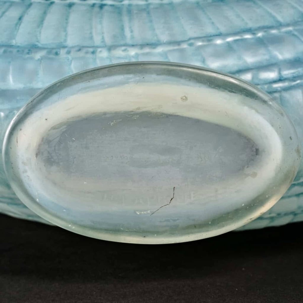 Vase « Escargot » verre opalescent double couche patiné bleu de René LALIQUE | Biron Vase "Escargot" verre opalescent double couche patiné bleu de René LALIQUE
