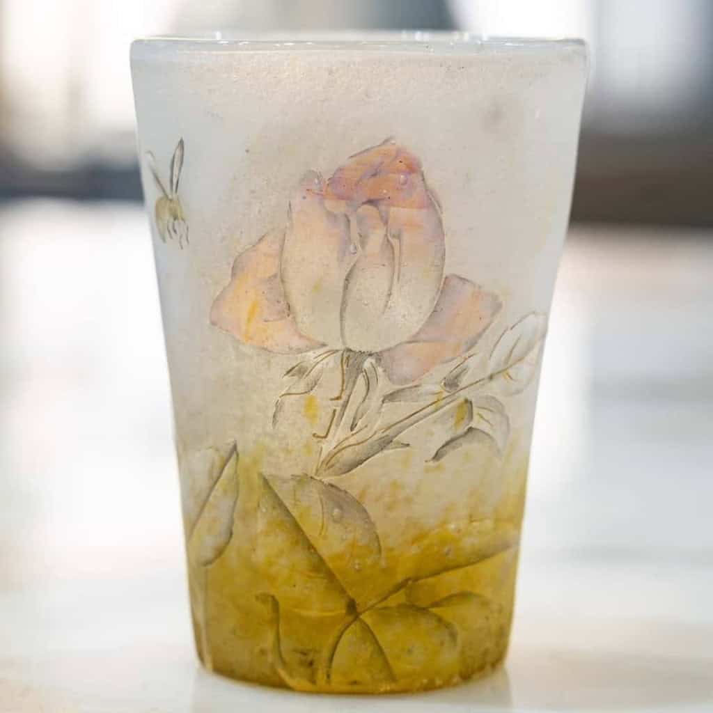 Daum vase émaillé rose et abeille | Biron Daum vase émaillé rose et abeille