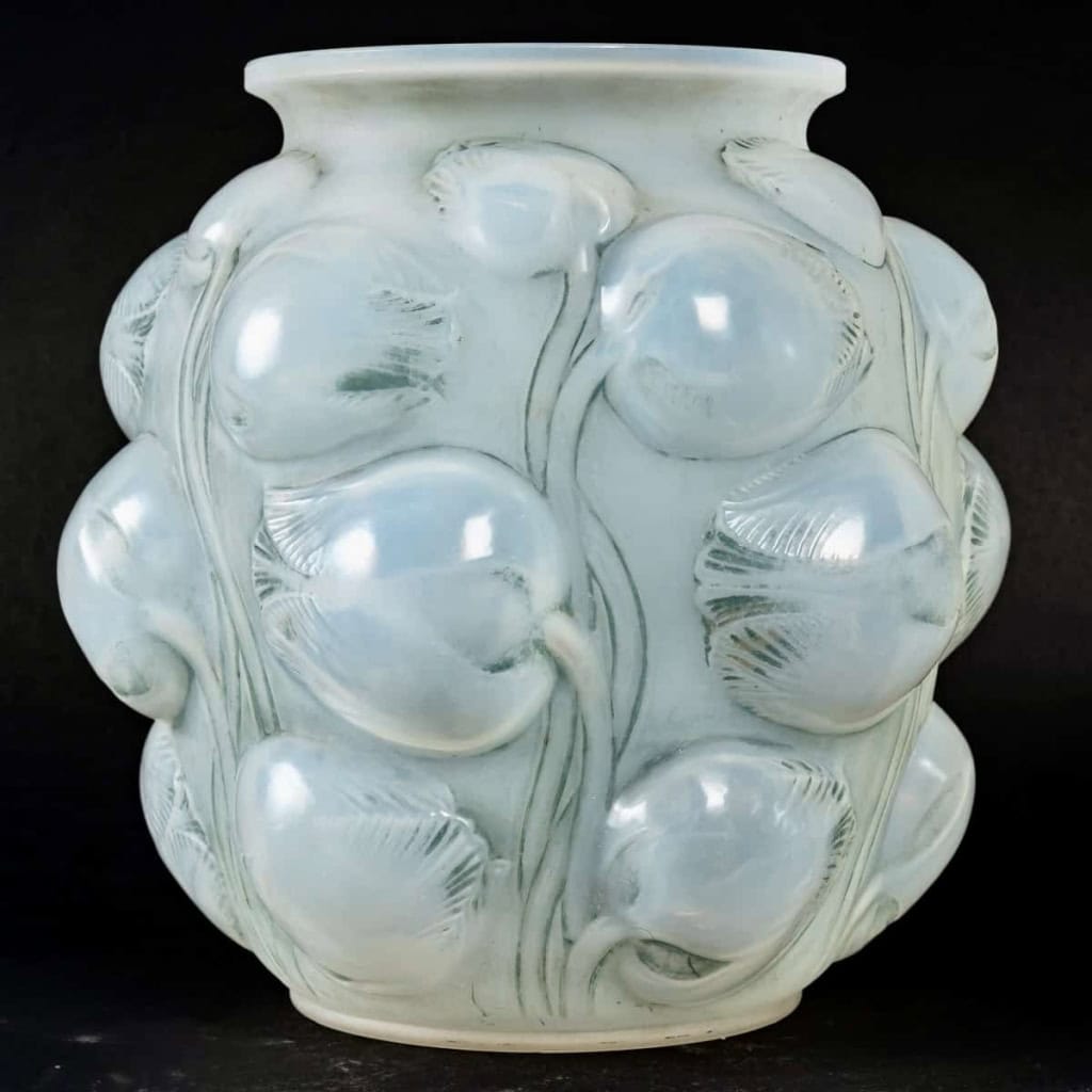 Vase « Tulipes » verre opalescent double couche patiné bleu de René LALIQUE | Biron Vase "Tulipes" verre opalescent double couche patiné bleu de René LALIQUE