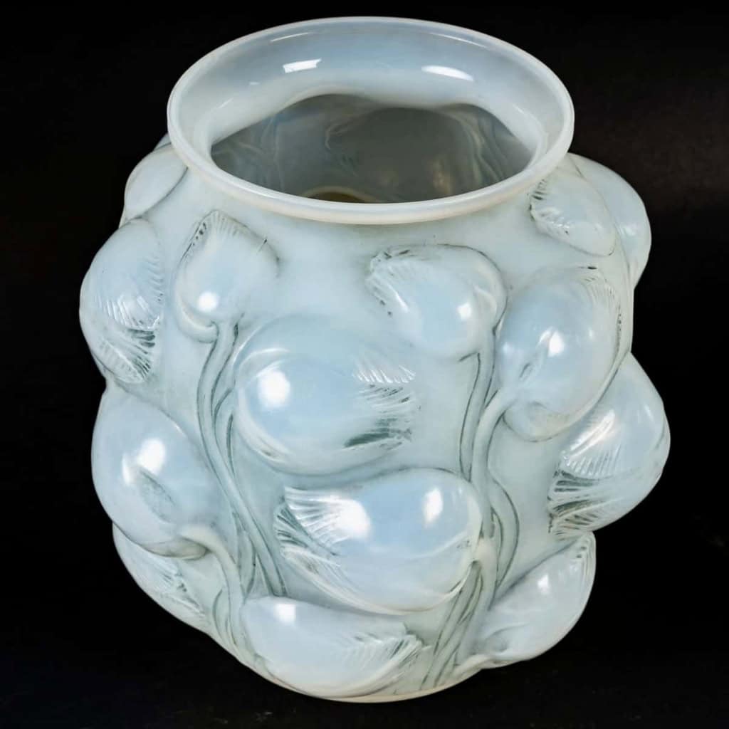 Vase « Tulipes » verre opalescent double couche patiné bleu de René LALIQUE | Biron Vase "Tulipes" verre opalescent double couche patiné bleu de René LALIQUE