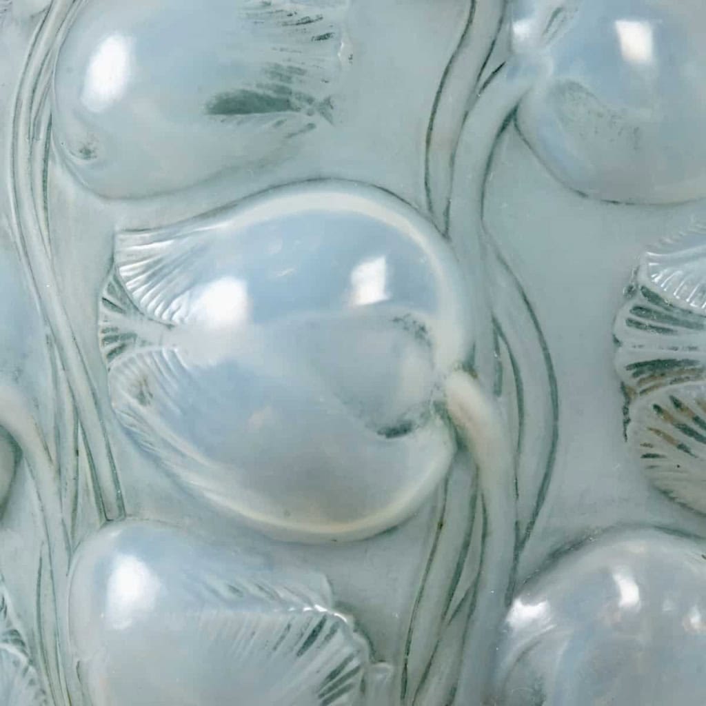Vase « Tulipes » verre opalescent double couche patiné bleu de René LALIQUE | Biron Vase "Tulipes" verre opalescent double couche patiné bleu de René LALIQUE