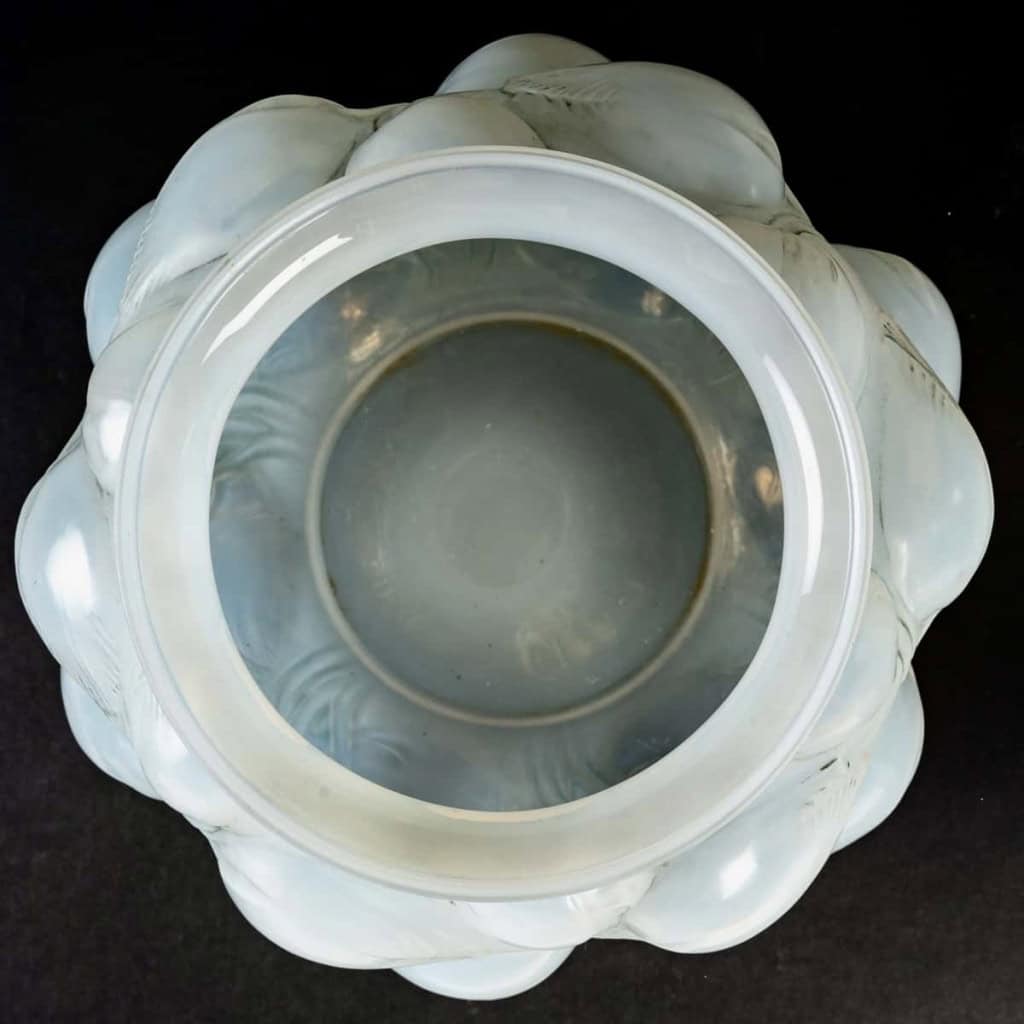 Vase « Tulipes » verre opalescent double couche patiné bleu de René LALIQUE | Biron Vase "Tulipes" verre opalescent double couche patiné bleu de René LALIQUE