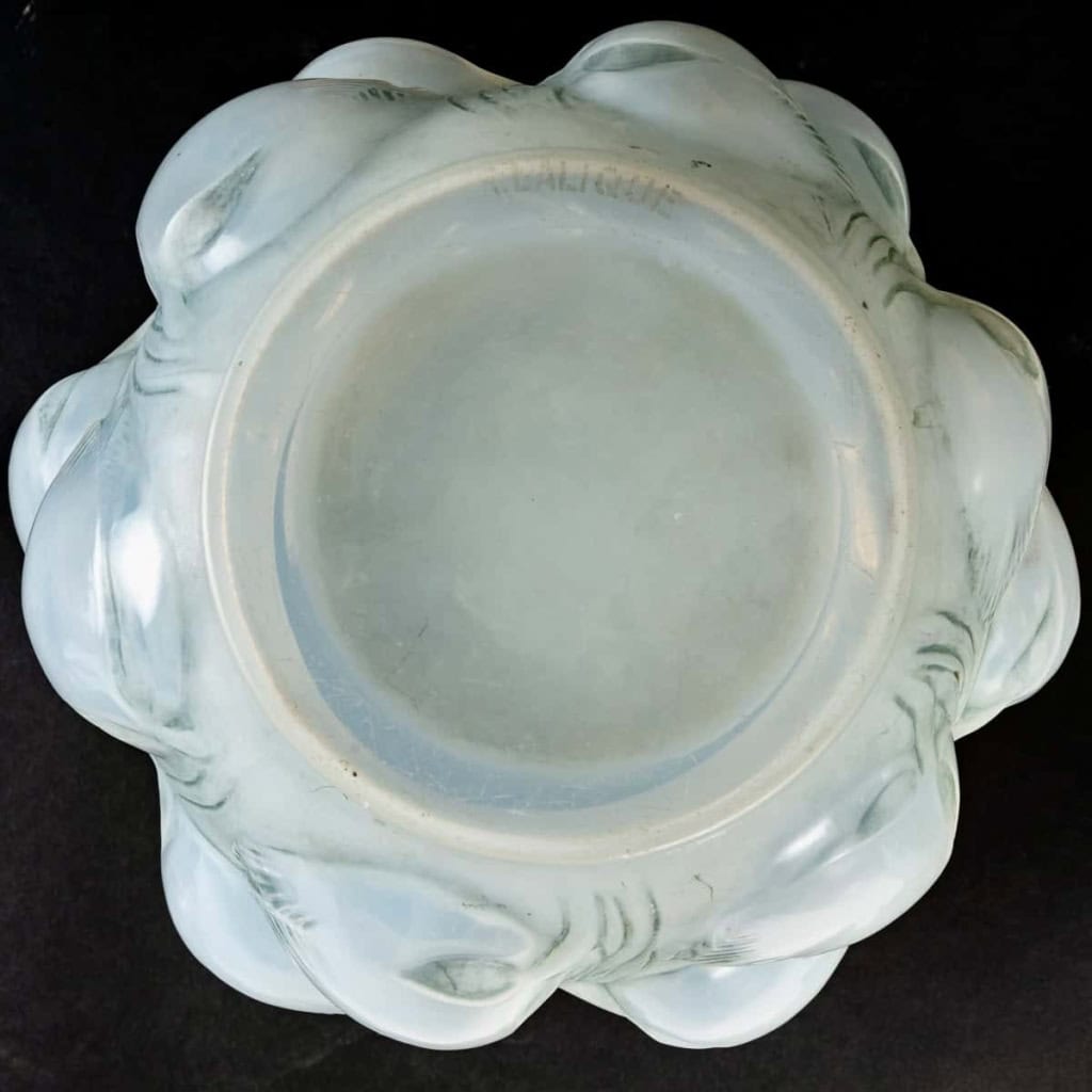 Vase « Tulipes » verre opalescent double couche patiné bleu de René LALIQUE | Biron Vase "Tulipes" verre opalescent double couche patiné bleu de René LALIQUE
