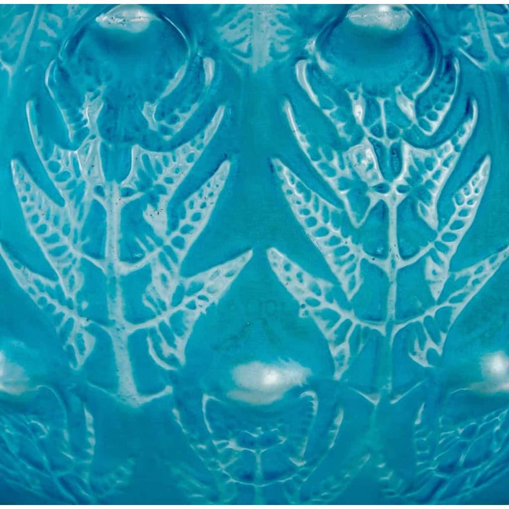 Vase « Fougères » verre blanc patiné bleu de René LALIQUE | Biron Vase "Fougères" verre blanc patiné bleu de René LALIQUE