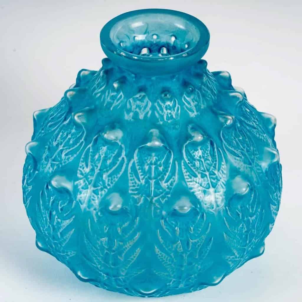 Vase « Fougères » verre blanc patiné bleu de René LALIQUE | Biron Vase "Fougères" verre blanc patiné bleu de René LALIQUE