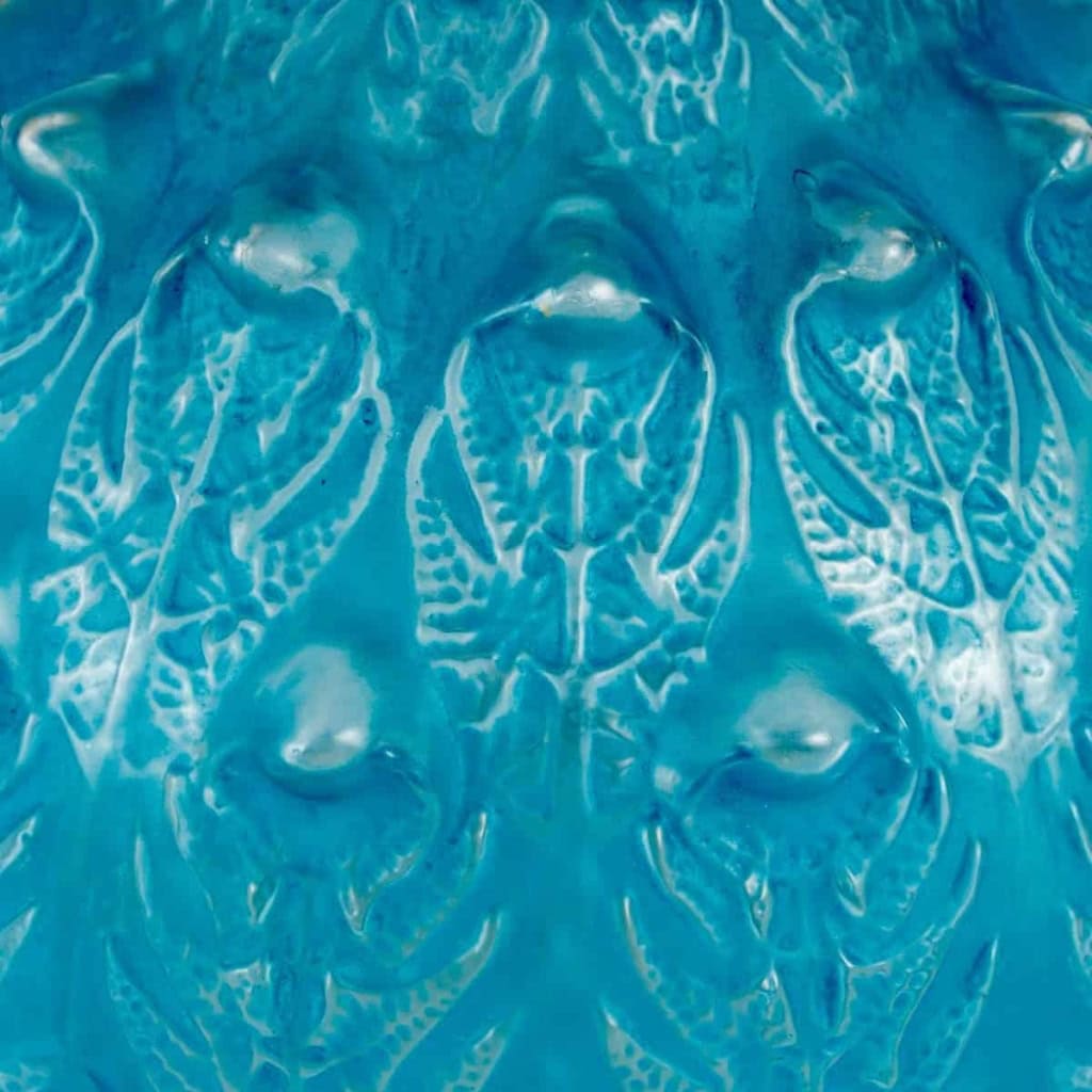 Vase « Fougères » verre blanc patiné bleu de René LALIQUE | Biron Vase "Fougères" verre blanc patiné bleu de René LALIQUE