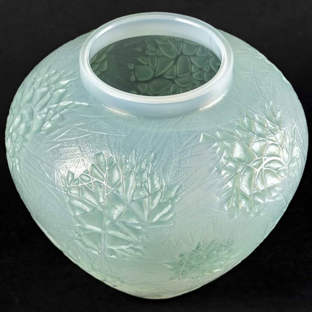 Vase « Estérel » verre opalescent double couche patiné vert de René LALIQUE | Biron Vase « Estérel » verre opalescent double couche patiné vert de René LALIQUE