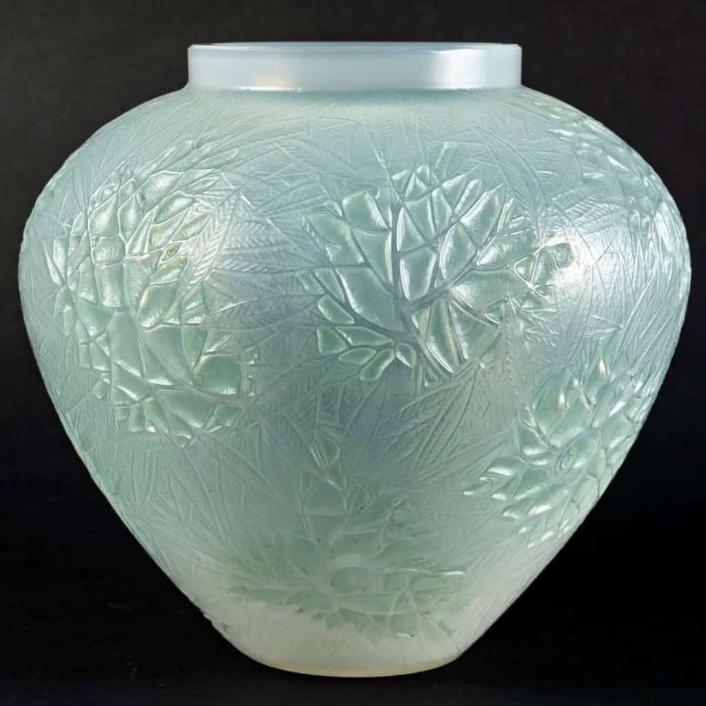 Vase « Estérel » verre opalescent double couche patiné vert de René LALIQUE | Biron Vase « Estérel » verre opalescent double couche patiné vert de René LALIQUE