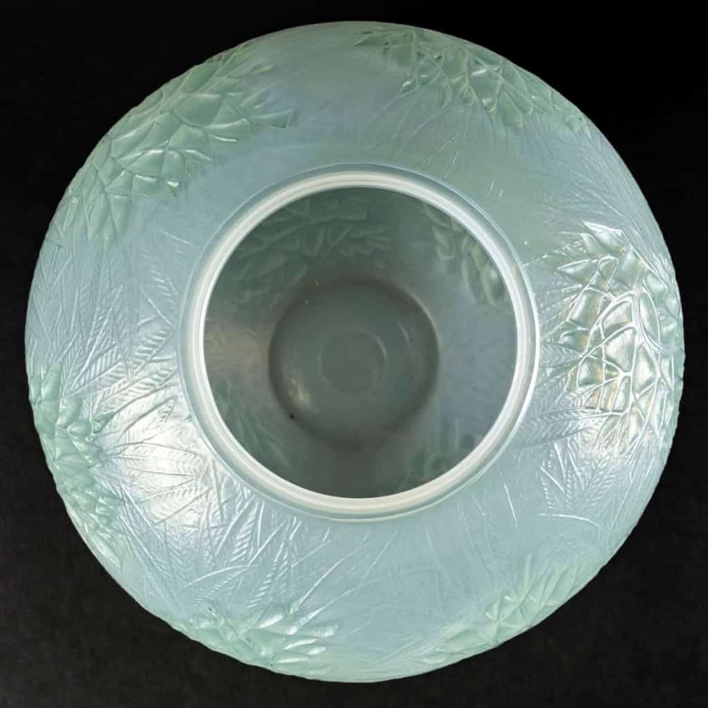 Vase « Estérel » verre opalescent double couche patiné vert de René LALIQUE | Biron Vase « Estérel » verre opalescent double couche patiné vert de René LALIQUE