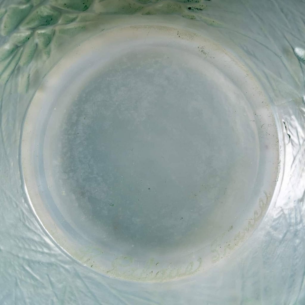 Vase « Estérel » verre opalescent double couche patiné vert de René LALIQUE | Biron Vase « Estérel » verre opalescent double couche patiné vert de René LALIQUE