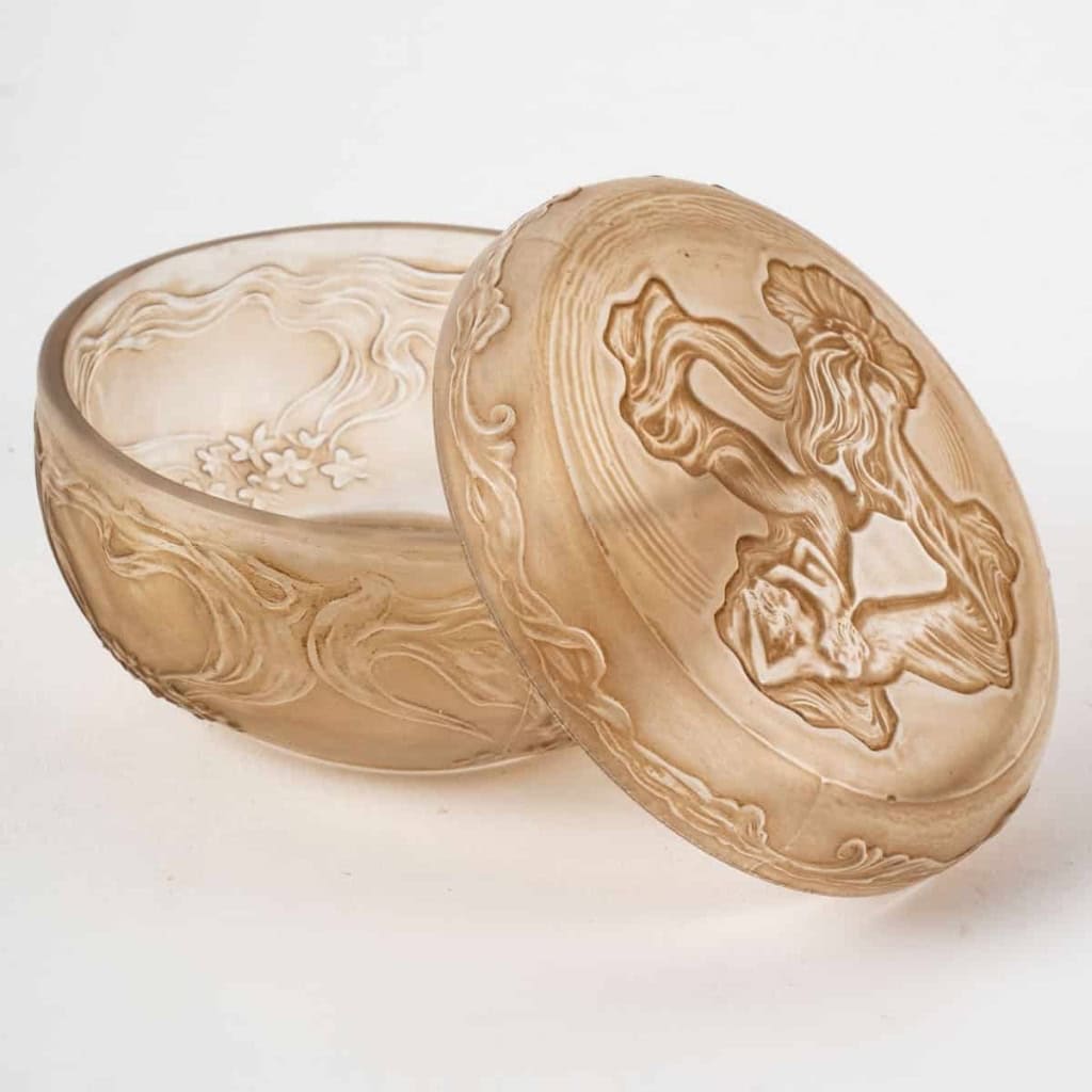 Boîte « L’Origan » verre blanc patiné sépia de René LALIQUE pour Coty | Biron Boîte "L'Origan" verre blanc patiné sépia de René LALIQUE pour Coty