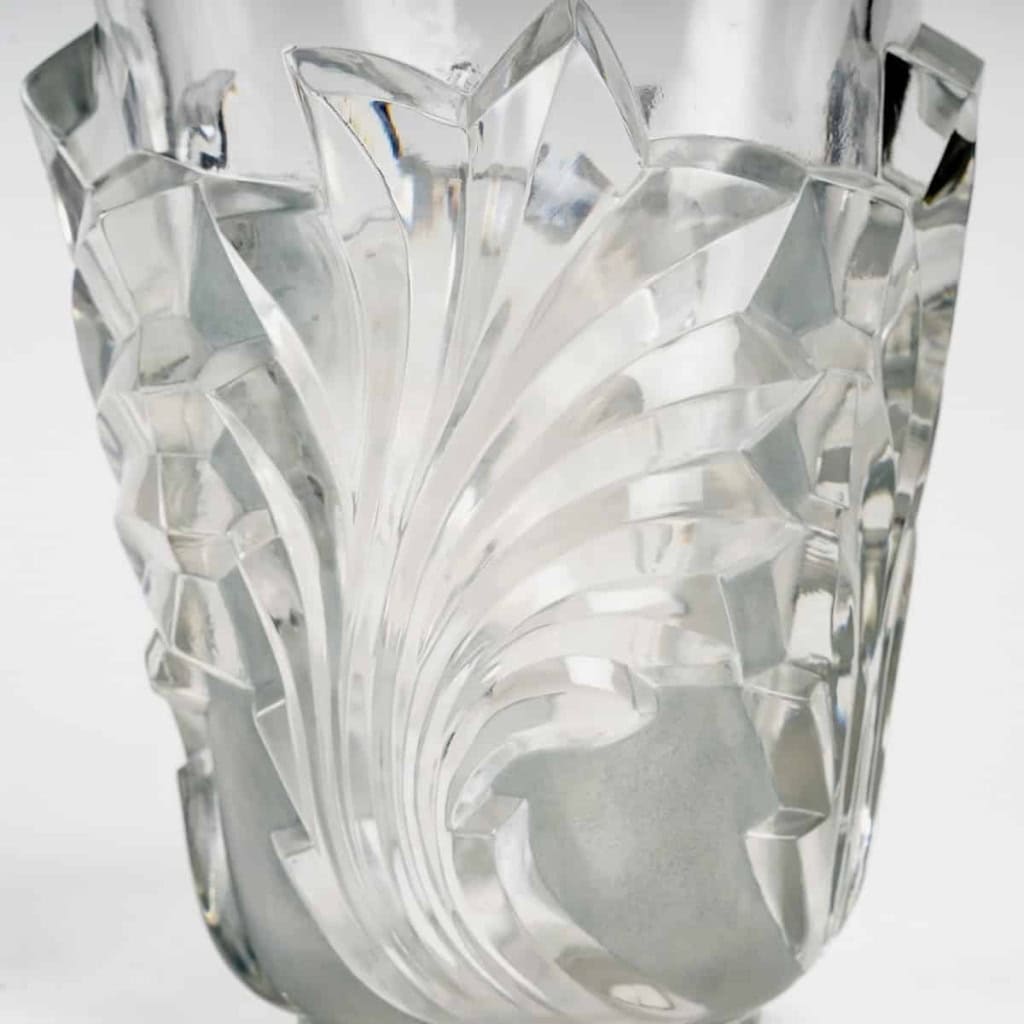 Vase « Surcouf » cristal blanc patiné bleu gris de Marc LALIQUE | Biron Vase "Surcouf" cristal blanc patiné bleu gris de Marc LALIQUE