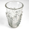 Vase « Surcouf » cristal blanc patiné bleu gris de Marc LALIQUE | Biron Vase "Surcouf" cristal blanc patiné bleu gris de Marc LALIQUE