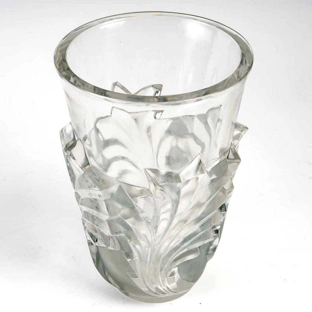 Vase « Surcouf » cristal blanc patiné bleu gris de Marc LALIQUE | Biron Vase "Surcouf" cristal blanc patiné bleu gris de Marc LALIQUE