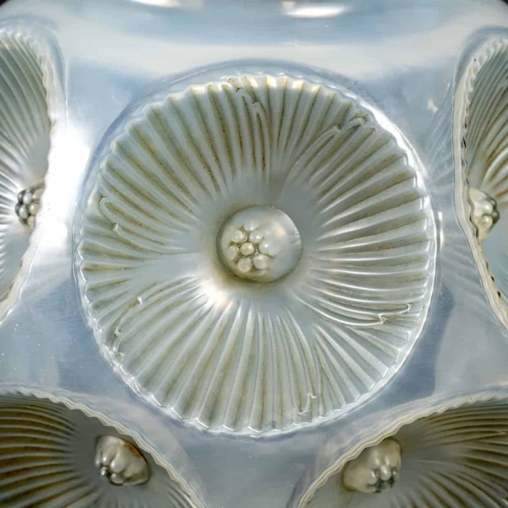 Vase « Picardie » verre opalescent multi couche patiné bleu vert de René LALIQUE | Biron Vase « Picardie » verre opalescent multi couche patiné bleu vert de René LALIQUE