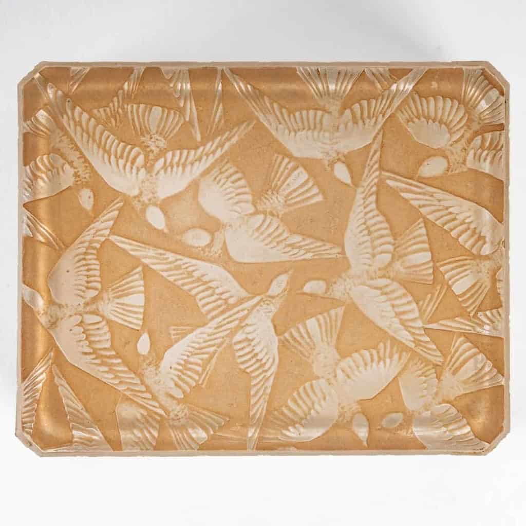 Boîte « Hirondelles » verre blanc patiné sépia de René LALIQUE | Biron Boîte "Hirondelles" verre blanc patiné sépia de René LALIQUE