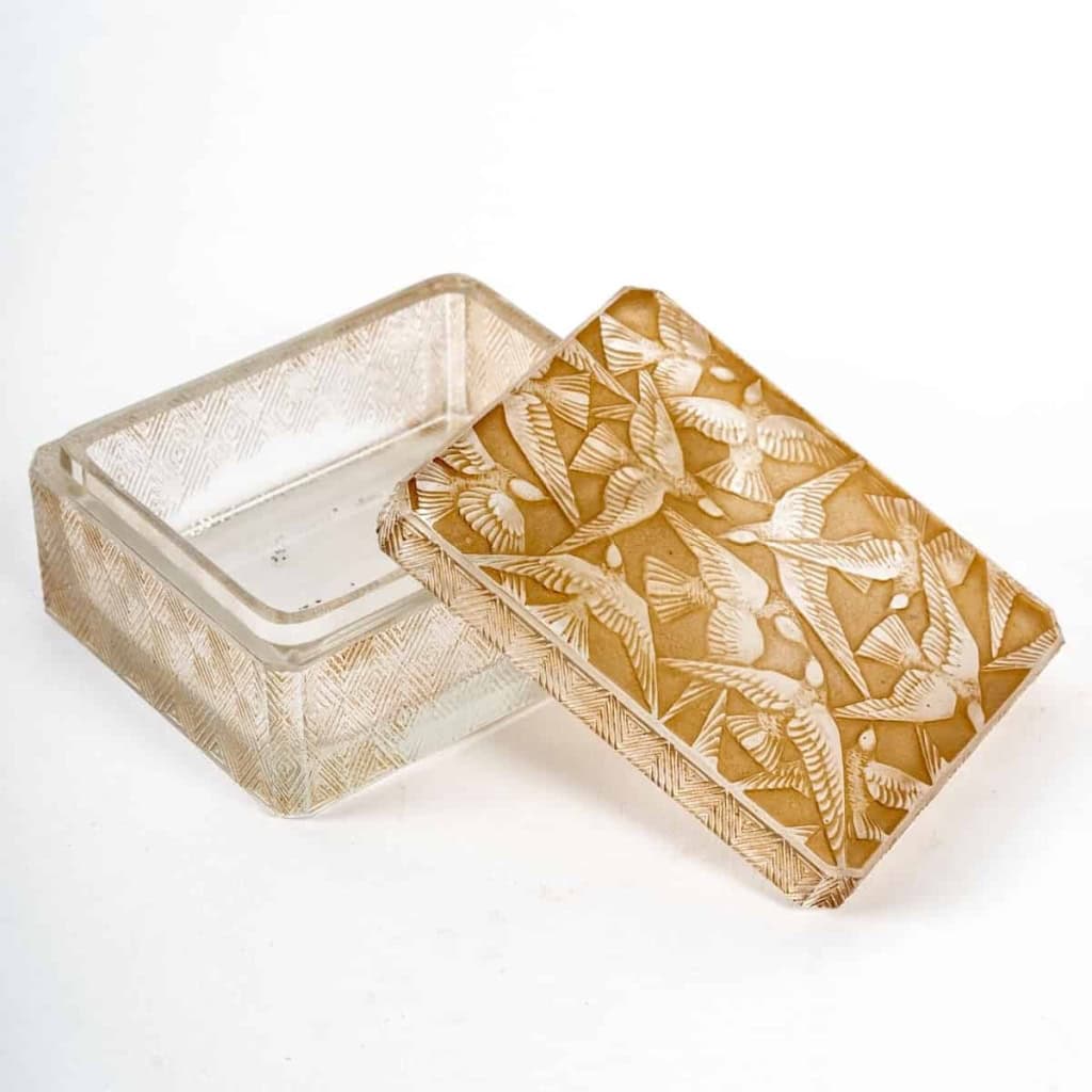 Boîte « Hirondelles » verre blanc patiné sépia de René LALIQUE | Biron Boîte "Hirondelles" verre blanc patiné sépia de René LALIQUE