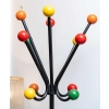 Roger Féraud, Porte-manteaux en métal laqué et bois coloré, années 1950 | Biron Roger Féraud, Porte-manteaux en métal laqué et bois coloré, années 1950