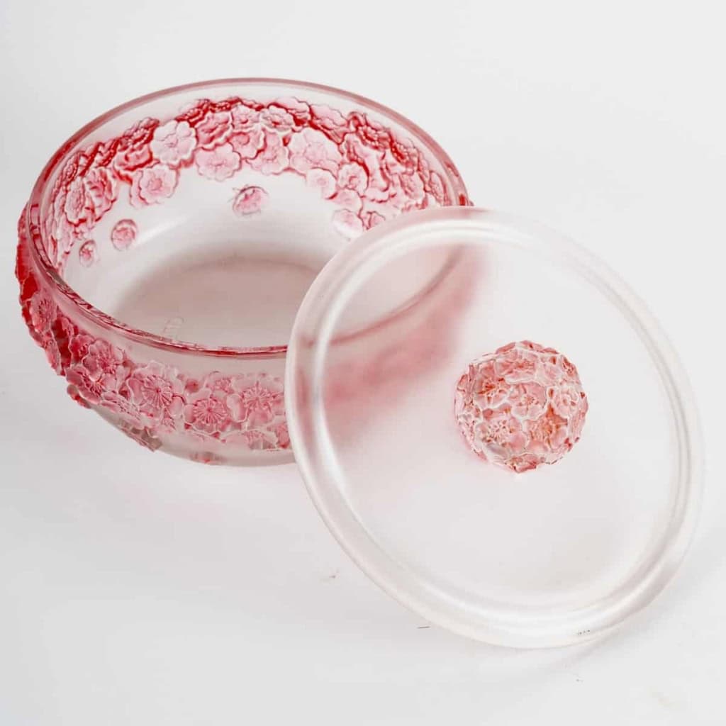 Boîte « Primevères » verre blanc patiné rose de René LALIQUE | Biron Boîte "Primevères" verre blanc patiné rose de René LALIQUE