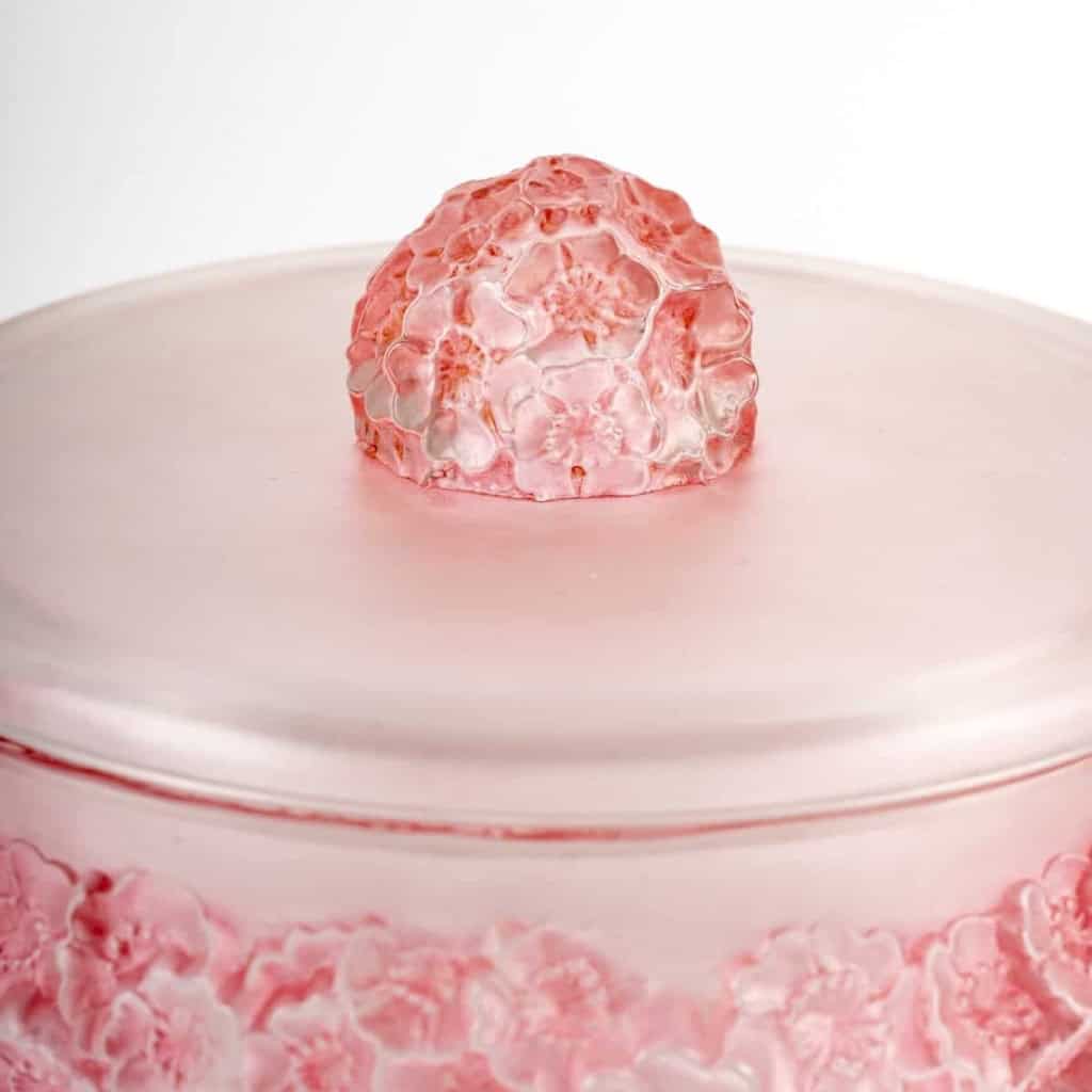 Boîte « Primevères » verre blanc patiné rose de René LALIQUE | Biron Boîte "Primevères" verre blanc patiné rose de René LALIQUE