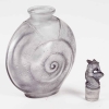Flacon « Amphitrite » verre blanc patiné violet foncé de René LALIQUE | Biron Flacon "Amphitrite" verre blanc patiné violet foncé de René LALIQUE
