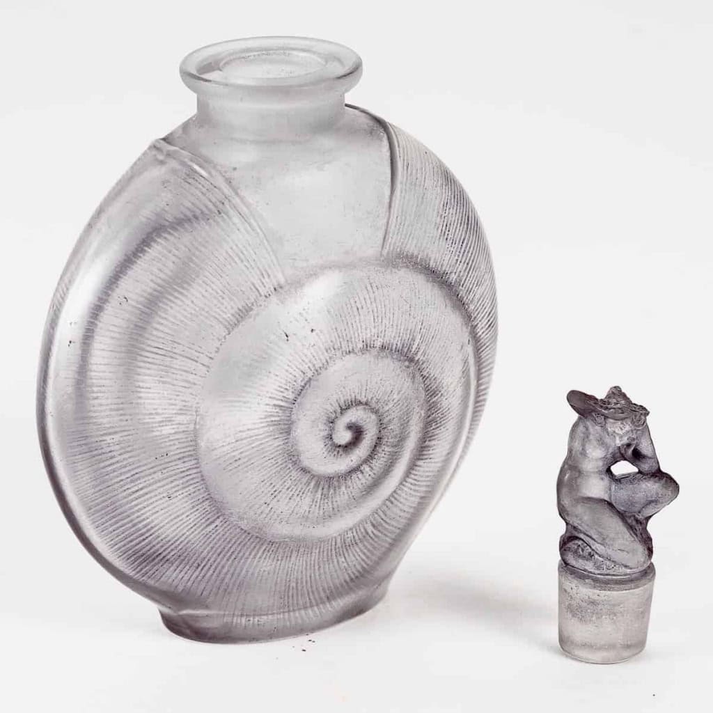 Flacon « Amphitrite » verre blanc patiné violet foncé de René LALIQUE | Biron Flacon "Amphitrite" verre blanc patiné violet foncé de René LALIQUE