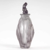 Flacon « Amphitrite » verre blanc patiné violet foncé de René LALIQUE | Biron Flacon "Amphitrite" verre blanc patiné violet foncé de René LALIQUE