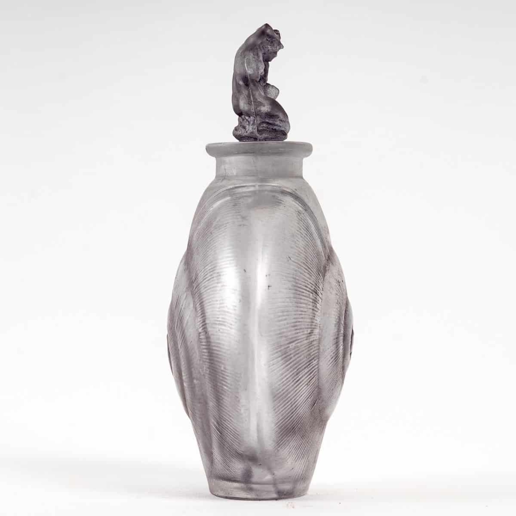 Flacon « Amphitrite » verre blanc patiné violet foncé de René LALIQUE | Biron Flacon "Amphitrite" verre blanc patiné violet foncé de René LALIQUE