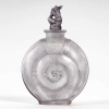 Flacon « Amphitrite » verre blanc patiné violet foncé de René LALIQUE | Biron Flacon "Amphitrite" verre blanc patiné violet foncé de René LALIQUE