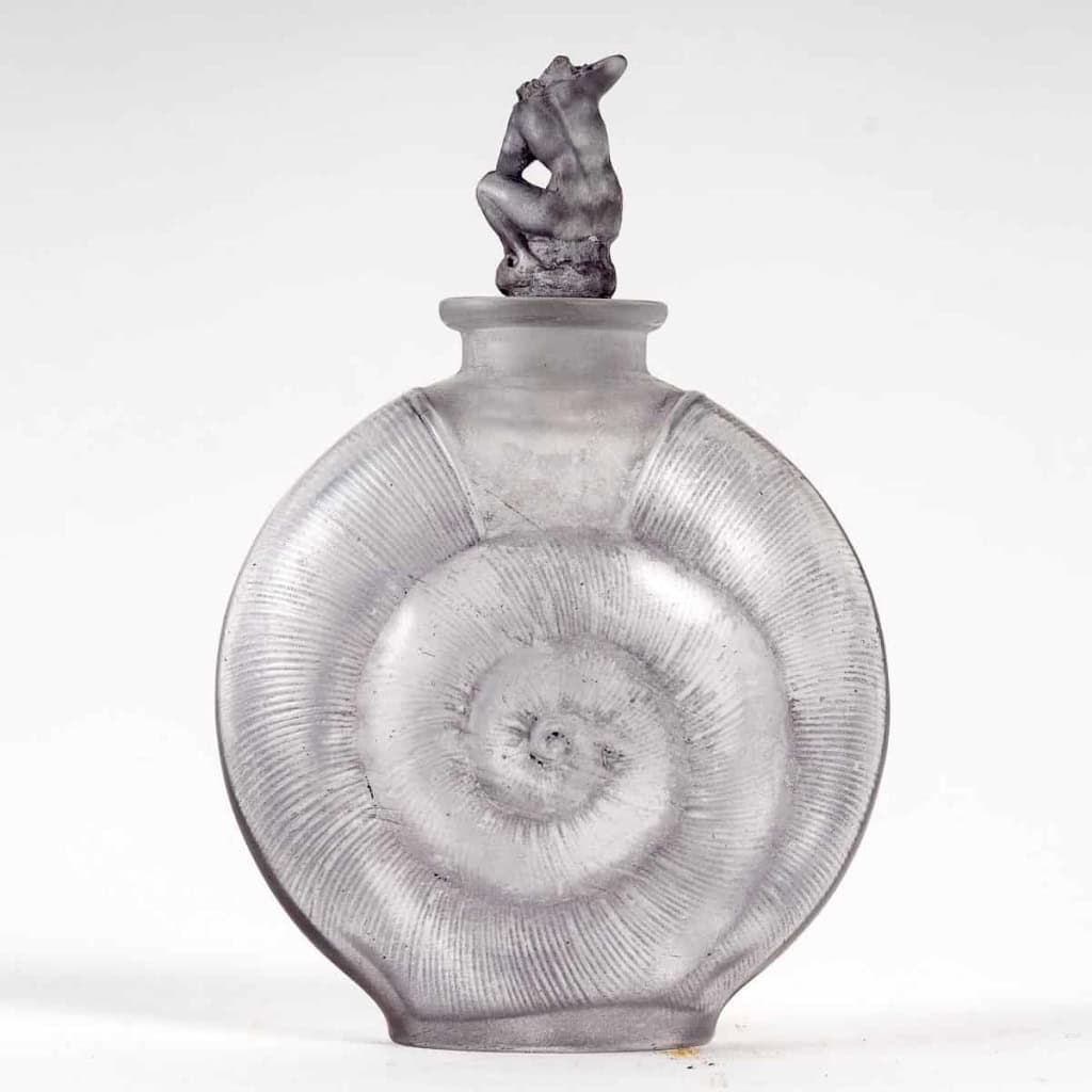 Flacon « Amphitrite » verre blanc patiné violet foncé de René LALIQUE | Biron Flacon "Amphitrite" verre blanc patiné violet foncé de René LALIQUE