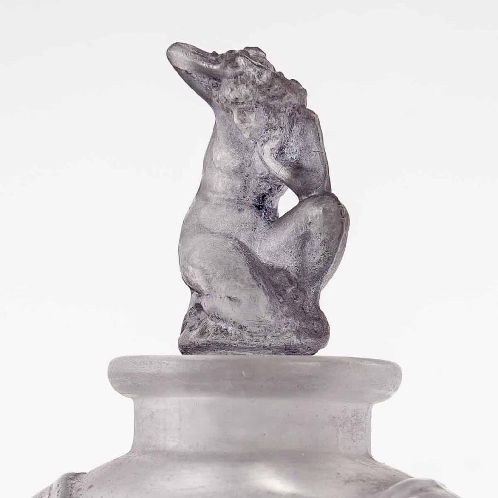 Flacon « Amphitrite » verre blanc patiné violet foncé de René LALIQUE | Biron Flacon "Amphitrite" verre blanc patiné violet foncé de René LALIQUE