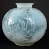 Vase « Poissons » verre opalescent double couche patiné bleu de René LALIQUE | Biron Vase "Poissons" verre opalescent double couche patiné bleu de René LALIQUE