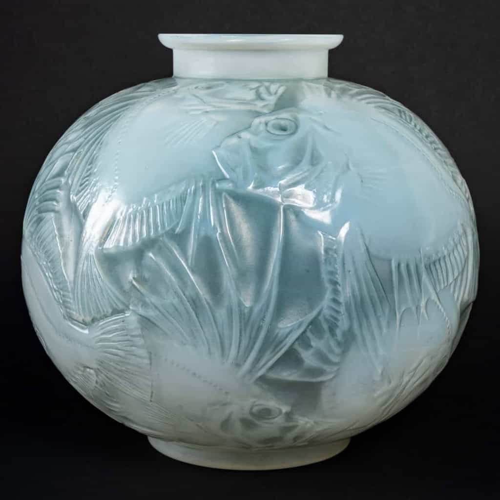 Vase « Poissons » verre opalescent double couche patiné bleu de René LALIQUE | Biron Vase "Poissons" verre opalescent double couche patiné bleu de René LALIQUE