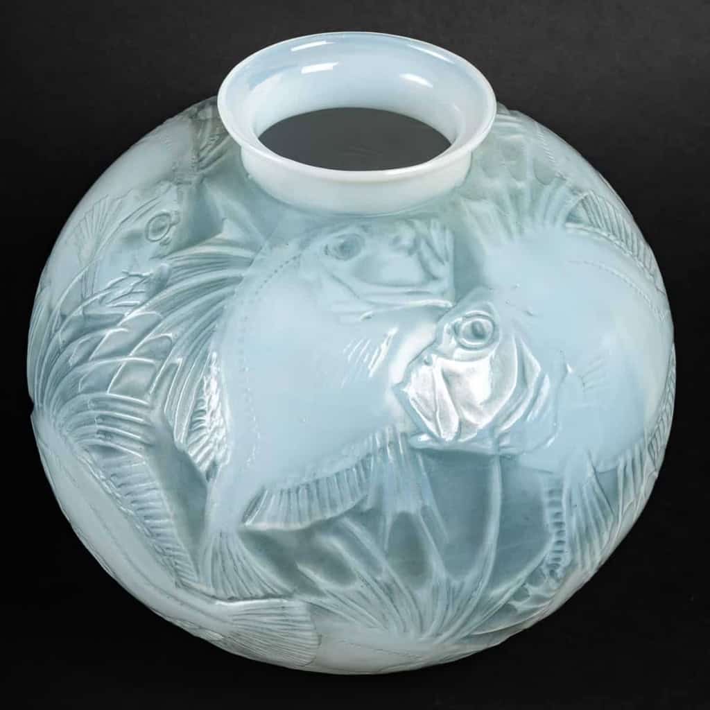 Vase « Poissons » verre opalescent double couche patiné bleu de René LALIQUE | Biron Vase "Poissons" verre opalescent double couche patiné bleu de René LALIQUE