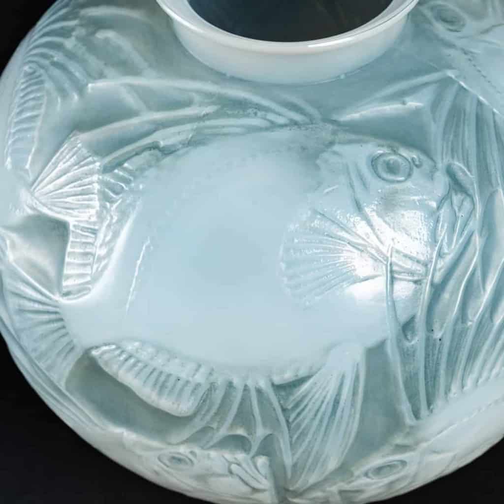 Vase « Poissons » verre opalescent double couche patiné bleu de René LALIQUE | Biron Vase "Poissons" verre opalescent double couche patiné bleu de René LALIQUE