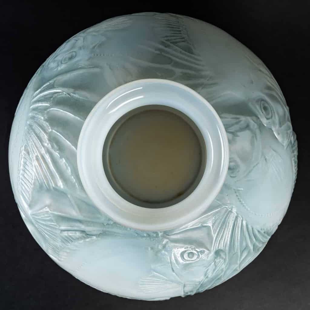 Vase « Poissons » verre opalescent double couche patiné bleu de René LALIQUE | Biron Vase "Poissons" verre opalescent double couche patiné bleu de René LALIQUE
