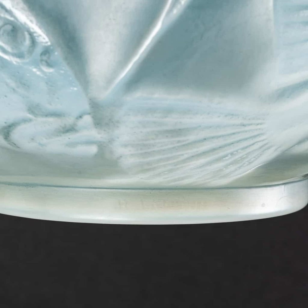 Vase « Poissons » verre opalescent double couche patiné bleu de René LALIQUE | Biron Vase "Poissons" verre opalescent double couche patiné bleu de René LALIQUE