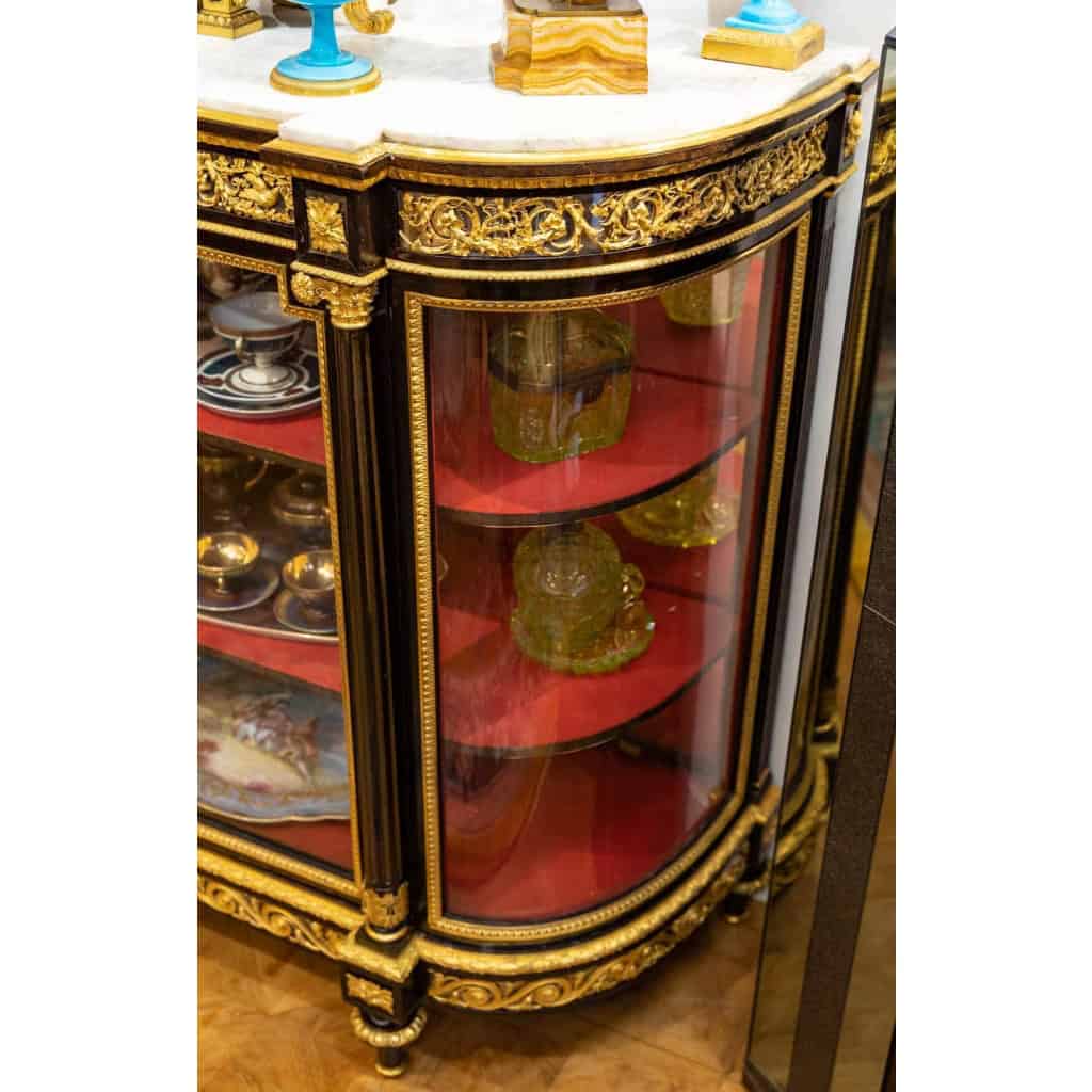 Rare Buffet vitrine en bois d'acajou et bronze doré, style Henry Dasson, XIXème siècle