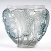 Vase « Néfliers » verre blanc patiné bleu de René LALIQUE | Biron Vase "Néfliers" verre blanc patiné bleu de René LALIQUE