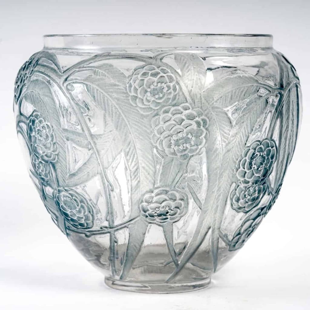 Vase « Néfliers » verre blanc patiné bleu de René LALIQUE | Biron Vase "Néfliers" verre blanc patiné bleu de René LALIQUE