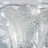 Vase « Néfliers » verre blanc patiné bleu de René LALIQUE | Biron Vase "Néfliers" verre blanc patiné bleu de René LALIQUE