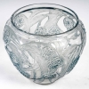 Vase « Néfliers » verre blanc patiné bleu de René LALIQUE | Biron Vase "Néfliers" verre blanc patiné bleu de René LALIQUE