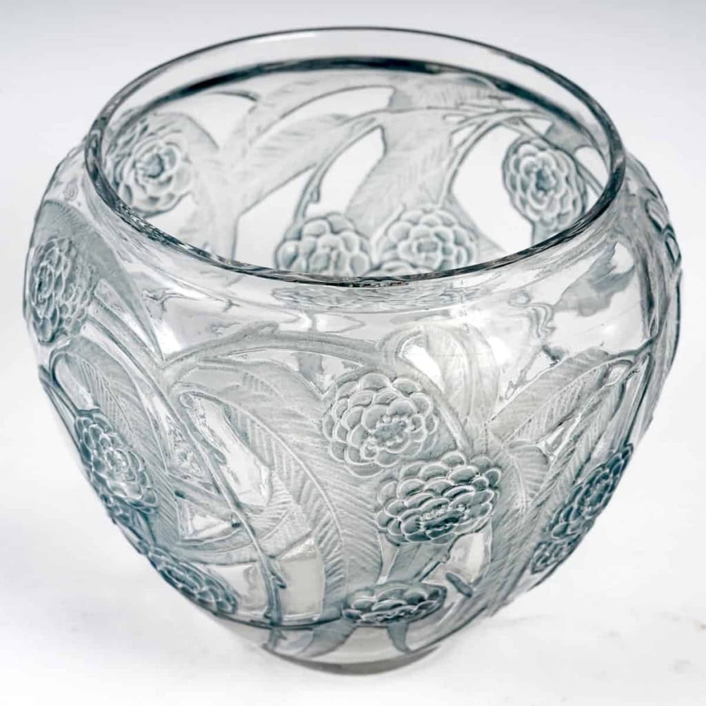 Vase « Néfliers » verre blanc patiné bleu de René LALIQUE | Biron Vase "Néfliers" verre blanc patiné bleu de René LALIQUE