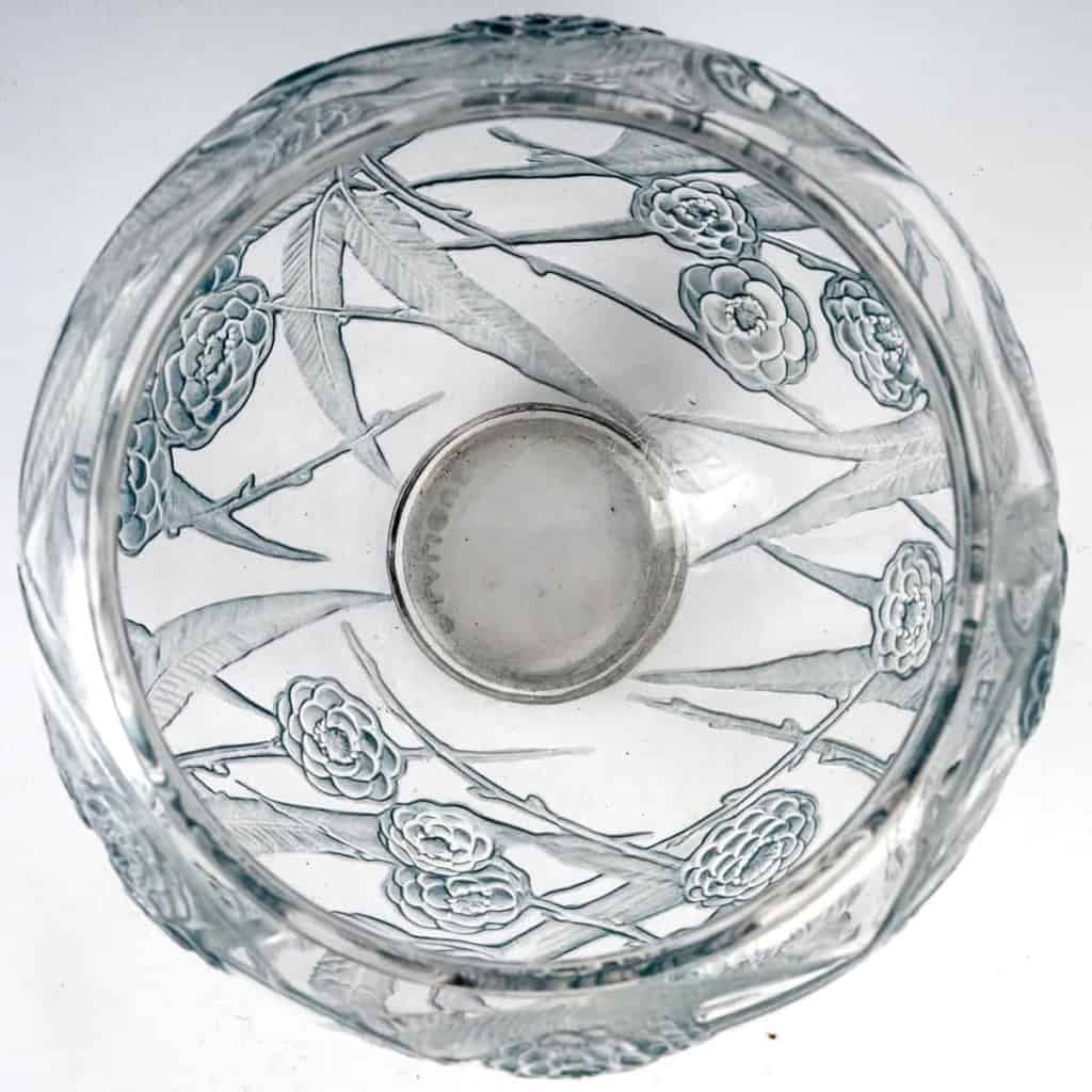 Vase « Néfliers » verre blanc patiné bleu de René LALIQUE | Biron Vase "Néfliers" verre blanc patiné bleu de René LALIQUE
