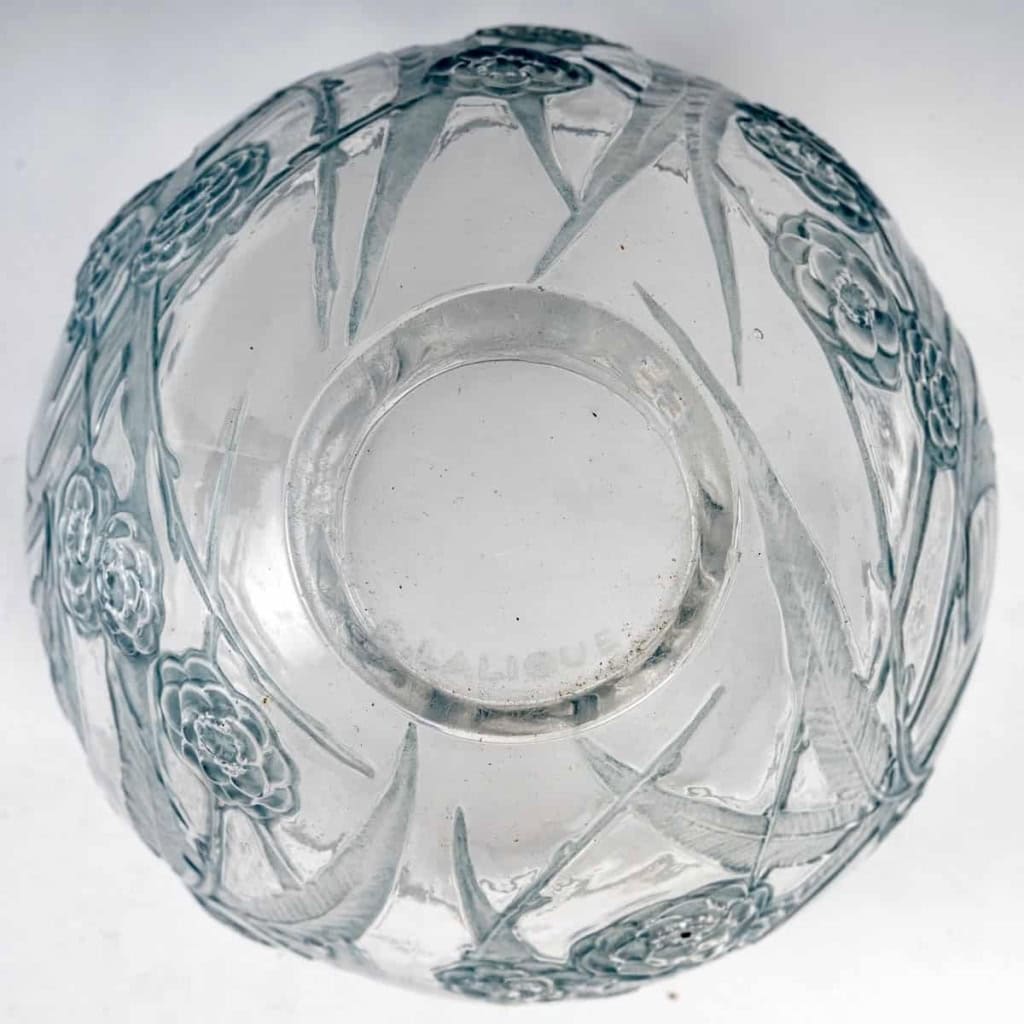 Vase « Néfliers » verre blanc patiné bleu de René LALIQUE | Biron Vase "Néfliers" verre blanc patiné bleu de René LALIQUE