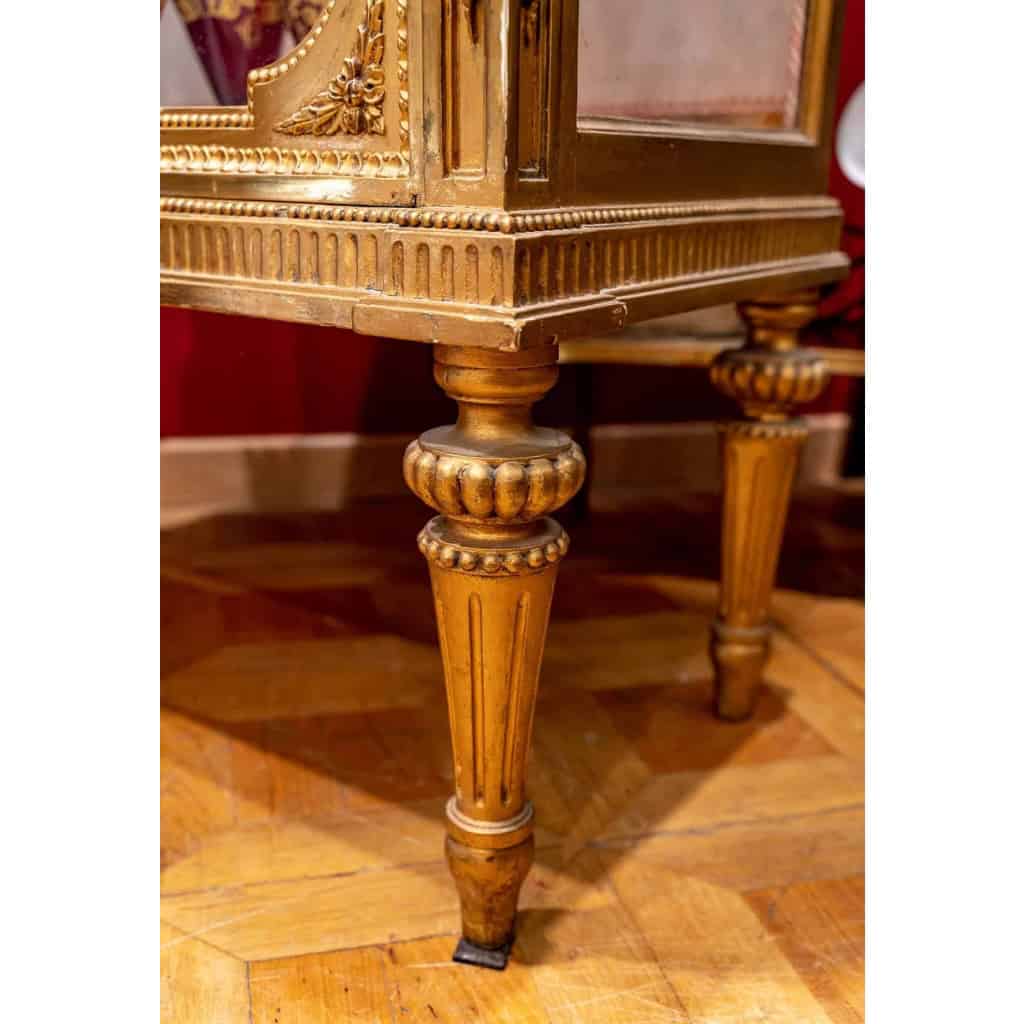 Vitrine en bois doré | Biron Vitrine en bois doré