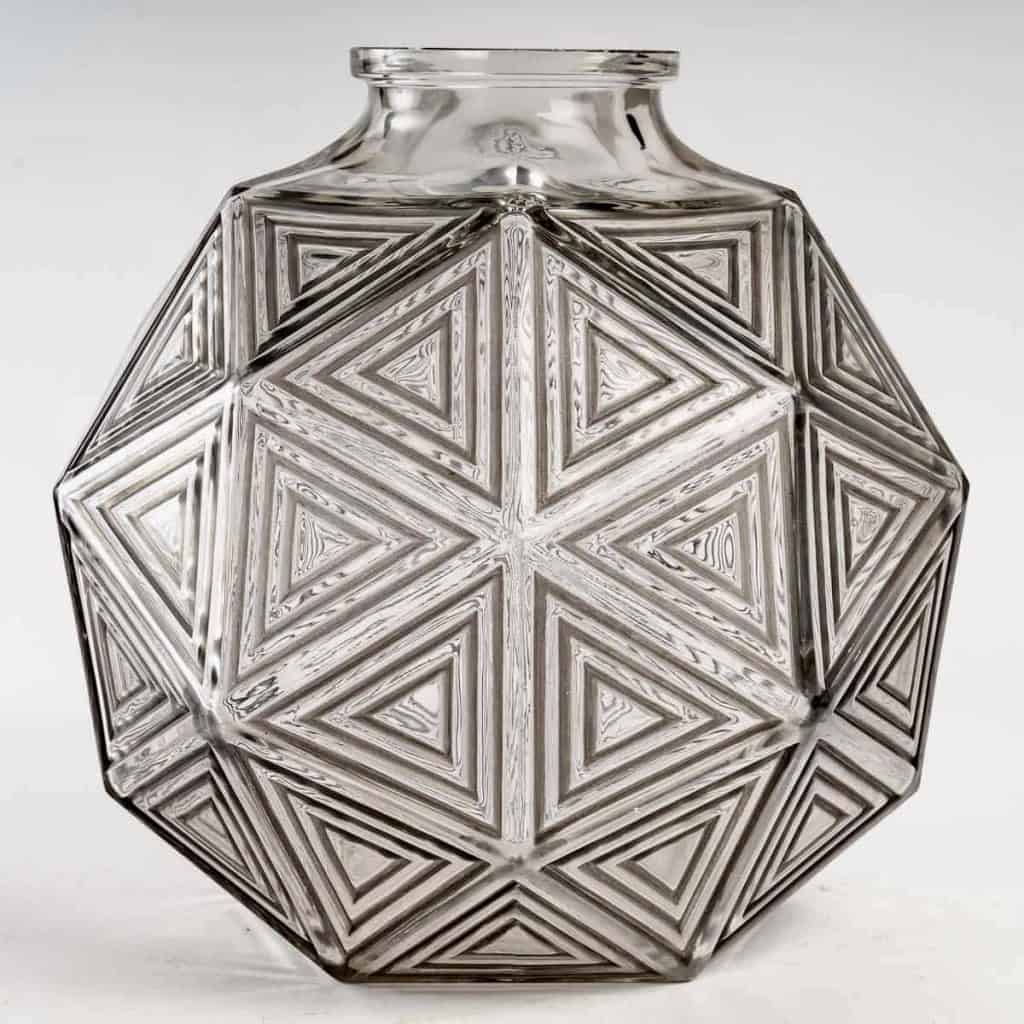 Vase « Nanking » verre blanc patiné gris de René LALIQUE | Biron Vase "Nanking" verre blanc patiné gris de René LALIQUE